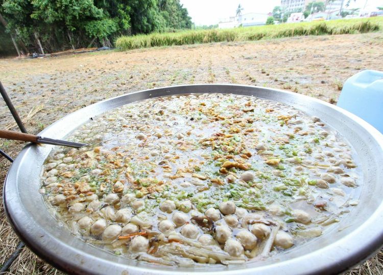 由割稻時吃的飯湯，由於各地食材不同，發展出飯湯文化。屏東縣政府提供