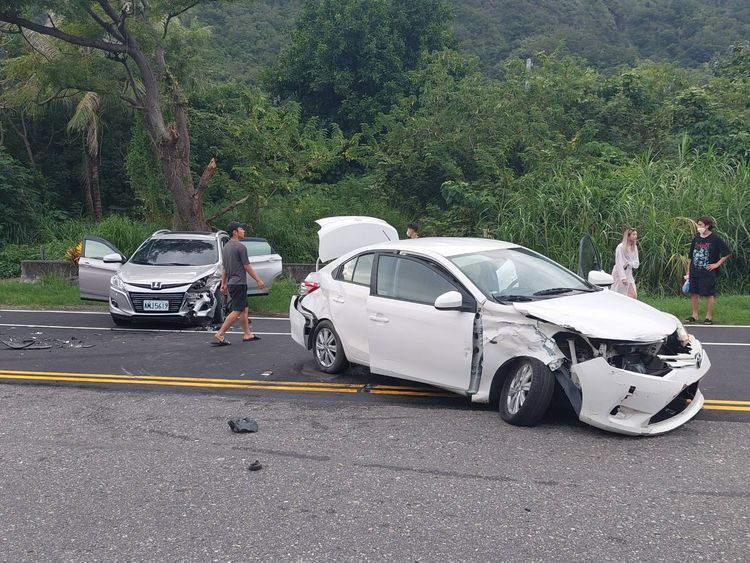兩車對撞釀6傷。翻攝畫面