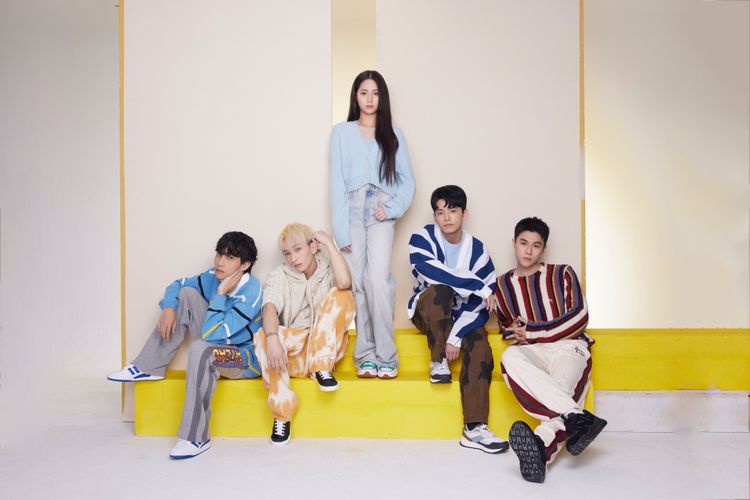 18歲娣娣（中）與noovy互動無代溝。索尼提供