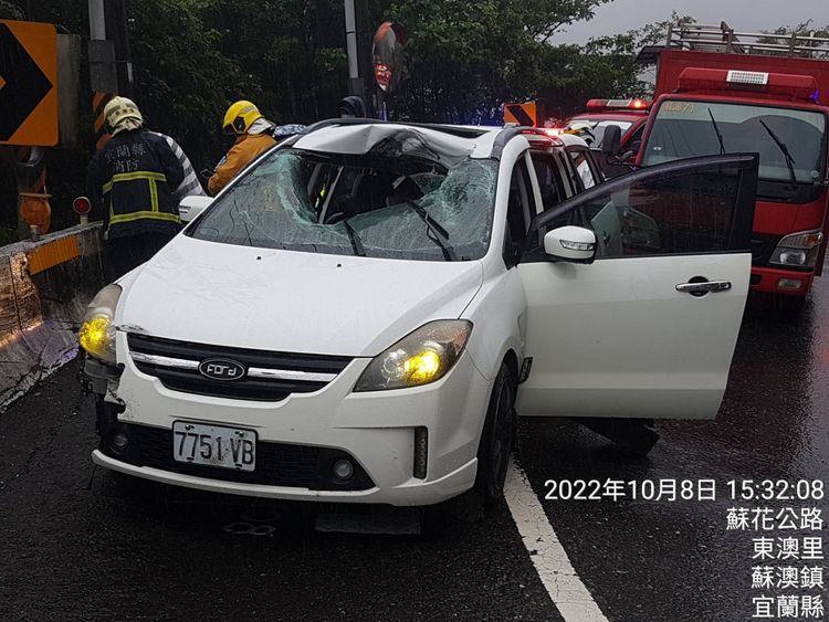 休旅車當風玻璃遭落石砸毀。翻攝畫面