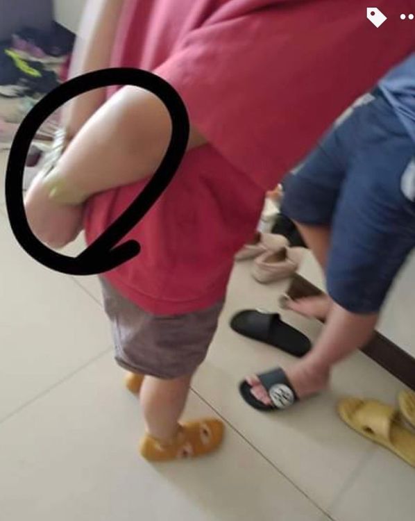 家長示範小孩手被綑綁。翻攝臉書《爆料公社》。翻攝