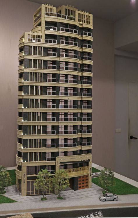 三創爵鼎規劃地上13層、地下2層SRC大樓，共計54戶住家以及2戶店面，主推11~22坪等1~2房產品。林林攝