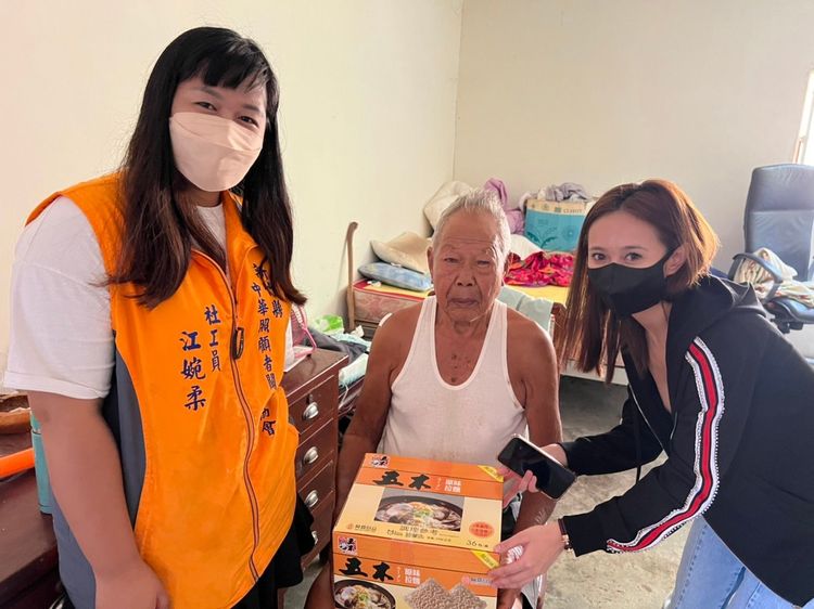 社工們將生活物資禮盒親送至13個鄉鎮內有需求的家庭。協會提供