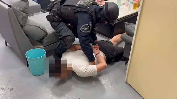 警方攻堅進入屋入逮捕詐團成員。讀者提供