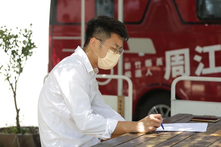 周江杰說，未來他將到13個鄉鎮與民眾坐在露營車內或是遮雨棚下討論政策規劃。周江杰團隊提供