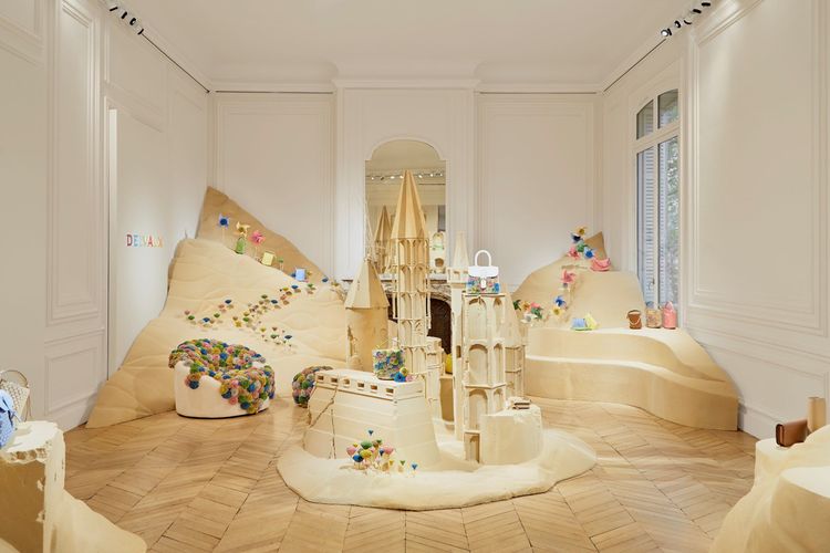 2023春夏的DELVAUX邀請眾人前往比利時海岸，並在展示空間中搭出1座沙堡。品牌提供