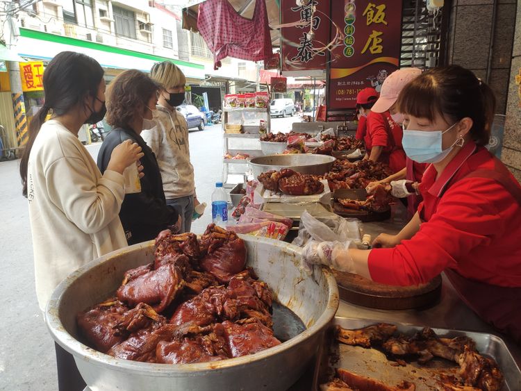 重要觀光景點如萬巒豬腳街等，皆有規劃員警在周邊重要路口指揮疏導車流。資料畫面