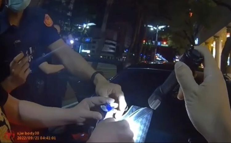 警方在朱男的手提包內查獲毒咖啡包及K菸。讀者提供