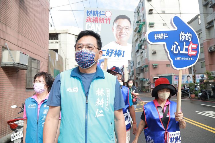 國民黨新竹市長候選人林耕仁今天（13日）回防北區，來到境福里徒步拜票。林耕仁團隊提供