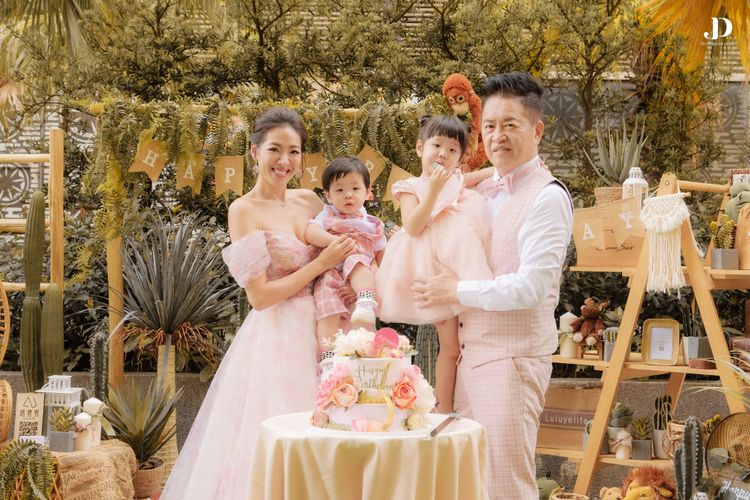 劉伊心(左)替兒子(左二)打造森林系周歲宴，老公林志隆(右)抱著女兒牙子。典華提供