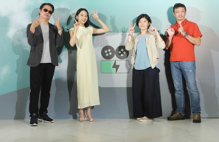 導演賴孟傑（左起）、李沐、導演劉梓潔、導演黃信堯出席第13屆感動久久頒獎典禮。公視提供