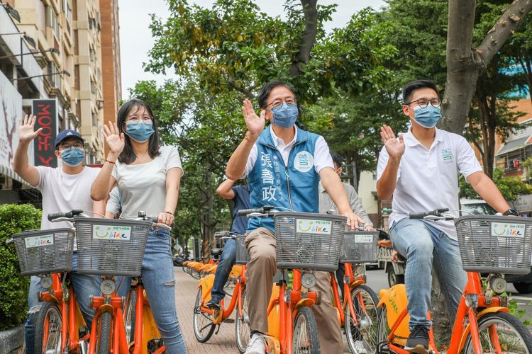 張善政騎YouBike到會場。張善政團隊提供