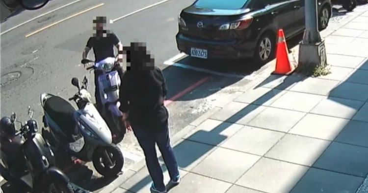 騎機車孫男向洋酒行女店員說去領錢速回，結果逃之夭夭。讀者提供