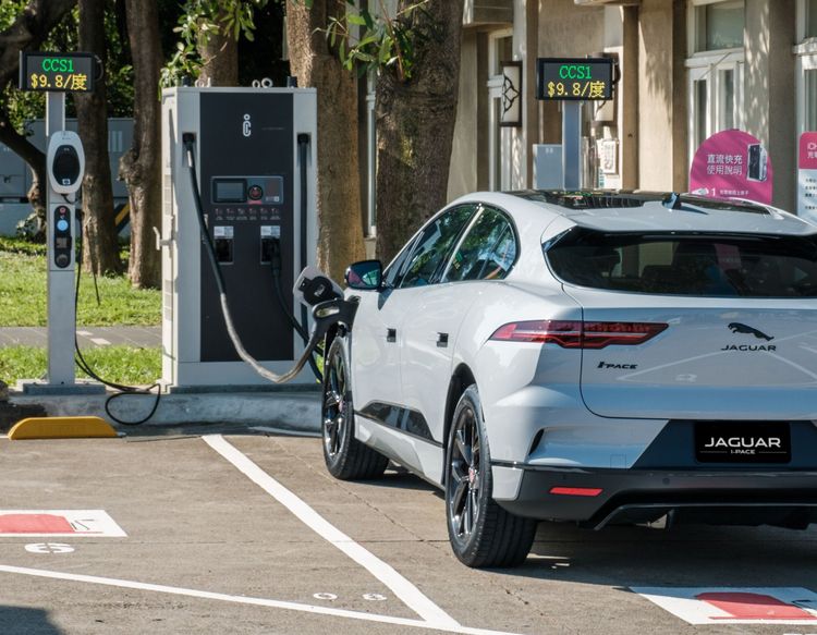  Jaguar Land Rover Taiwan 台灣捷豹路虎與中興電工 iCharging 合作，提供品牌車主更為全面且便利的AC及DC充電網絡。原廠提供