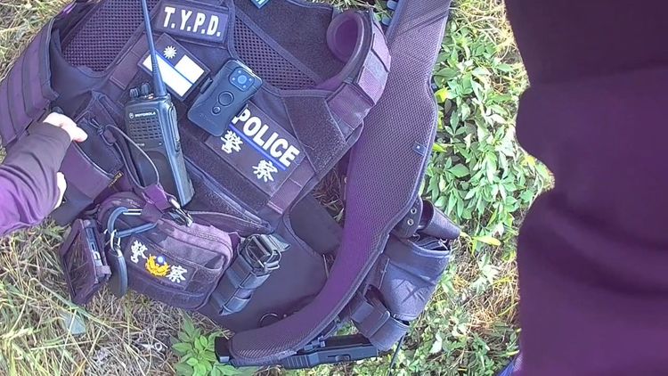 警員卸下裝備救人。蘆竹警分局提供