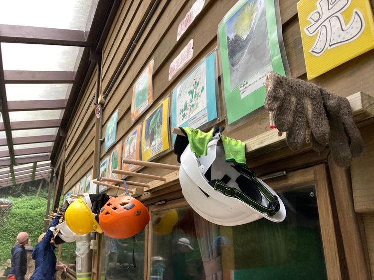 每日嘉明湖手作步道志工們將工作完的手套和施工帽晾乾。台東林管處提供