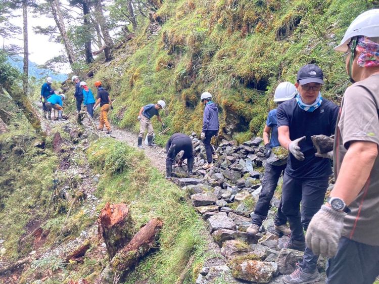 在步道師的指導下進行砌石護坡工項修復步道。台東林管處提供