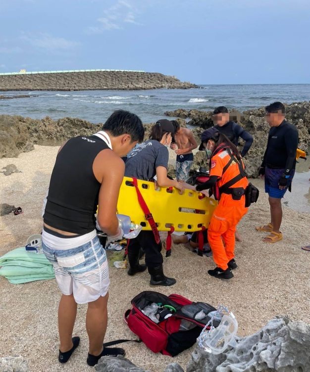 溺水者被救上岸。消防提供