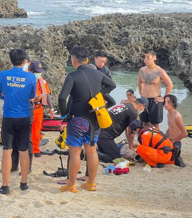 溺水潛水客獲救，但已無生命跡象，消防隊員進行CPR搶救。消防局提供