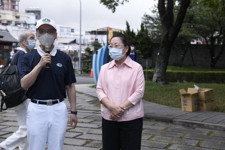 花蓮縣長徐榛蔚感謝慈濟基金會執行長顏博文帶領團隊協助救災。花蓮縣政府提供