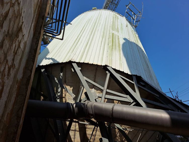 儲存稻米的低溫筒倉基座受損。台東縣府提供