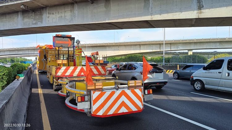 國道三隊警方呼籲用路人務必留意車前狀況以策安全。民眾提供