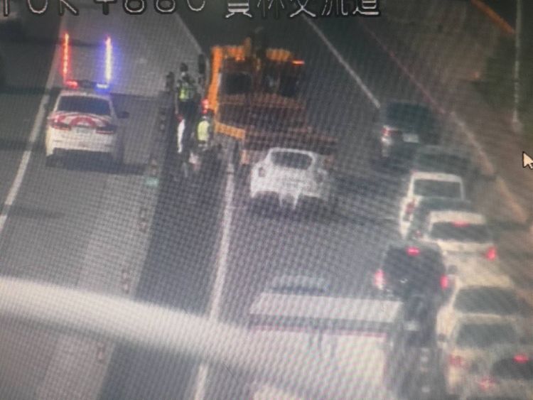 白色法拉利正等待拖吊，匯入匝道車流全數往右靠。民眾提供
