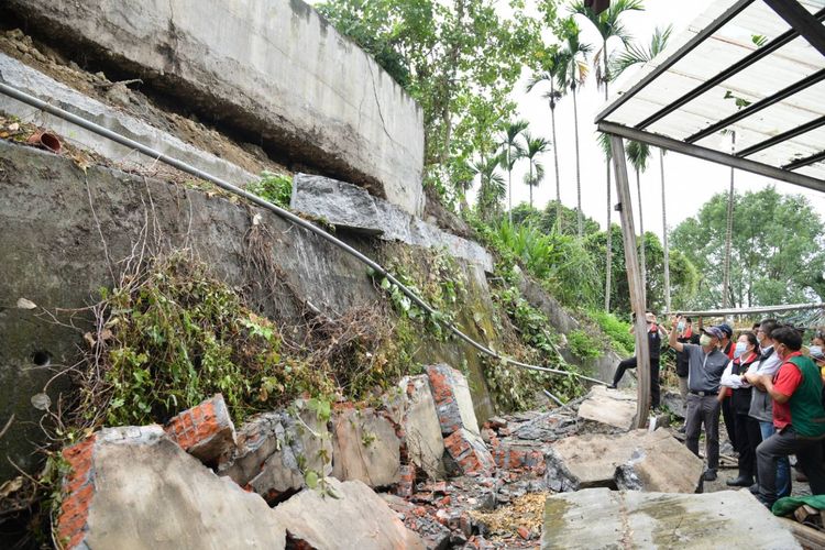 擋土牆龜裂。花蓮縣政府提供
