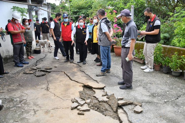 部落路面龜裂。花蓮縣政府提供