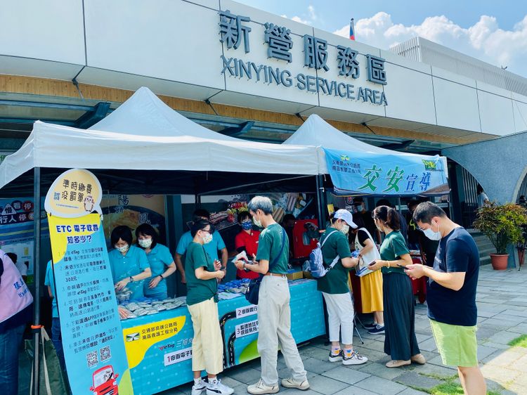 道安宣導攤位場面熱絡。王志弘攝