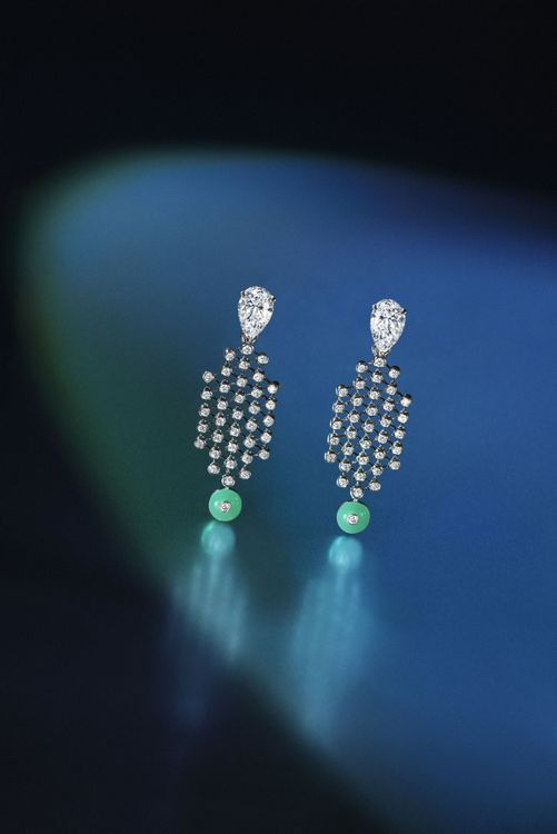 Midnight Aura綠玉髓鑽石垂墜式吊燈耳環，約1245萬元。品牌提供