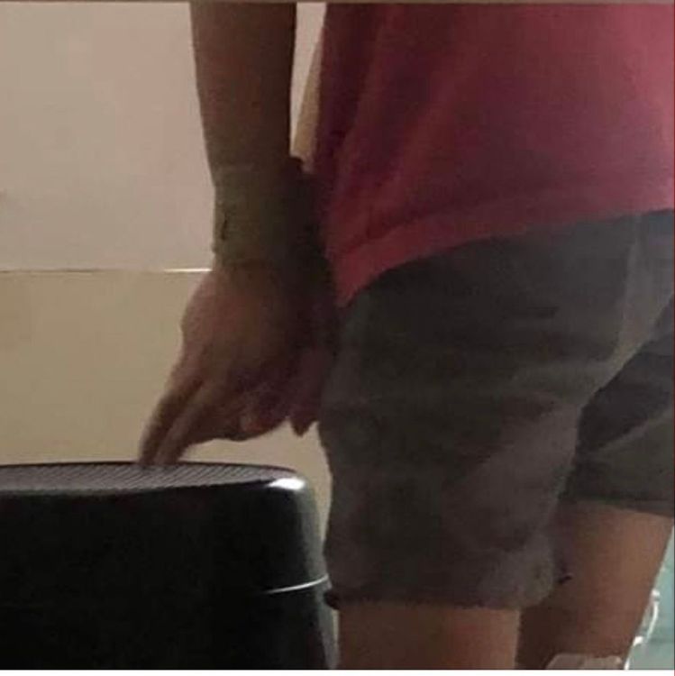 罰坐太空椅。翻攝臉書《爆料公社》