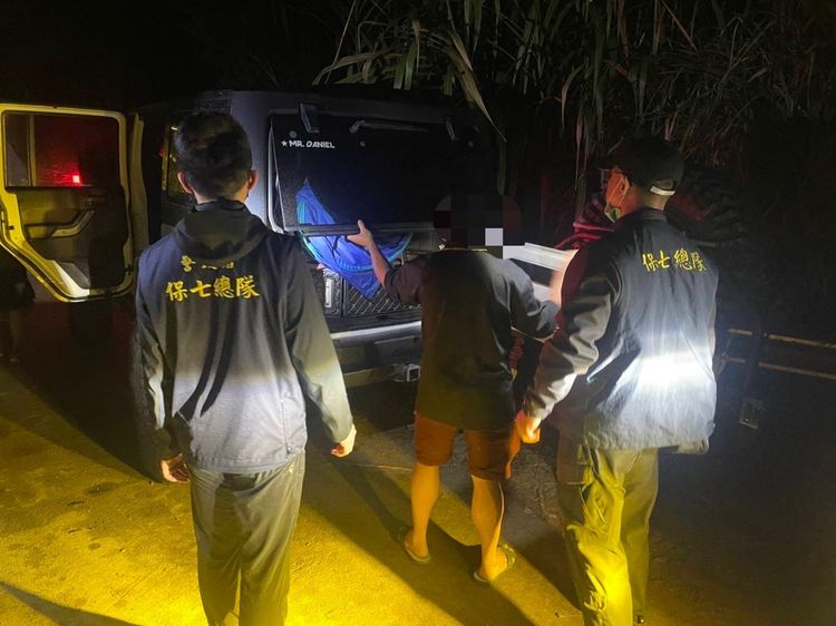 警方攔下違規進入管制區域的14輛吉普車。讀者提供