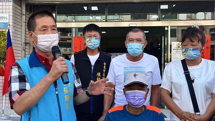 台東市長張國洲（左一）。古和純攝