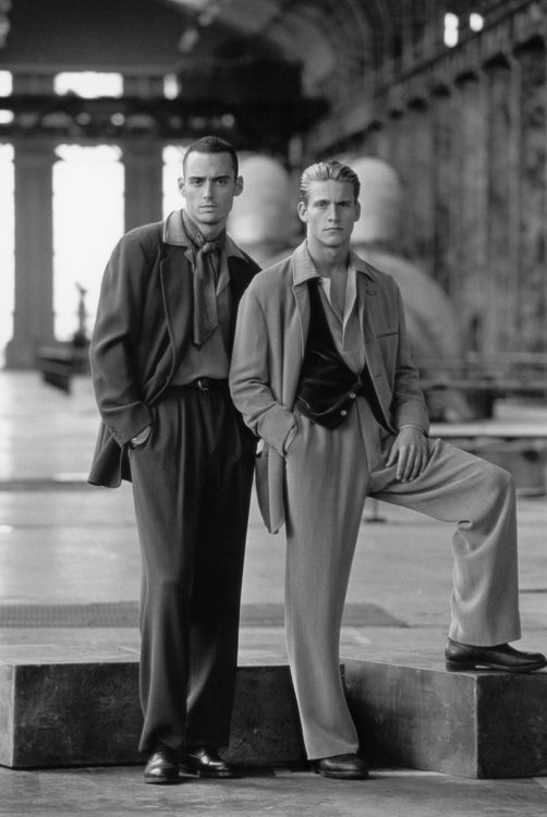 GIORGIO ARMANI 1994年秋冬男裝形象廣告，即可見品牌西裝裁縫工藝與雅致高級設計。品牌提供