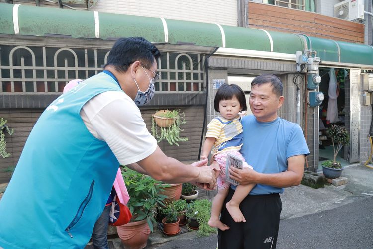 林耕仁今天（14日）來到明湖里拜票。林耕仁團隊提供