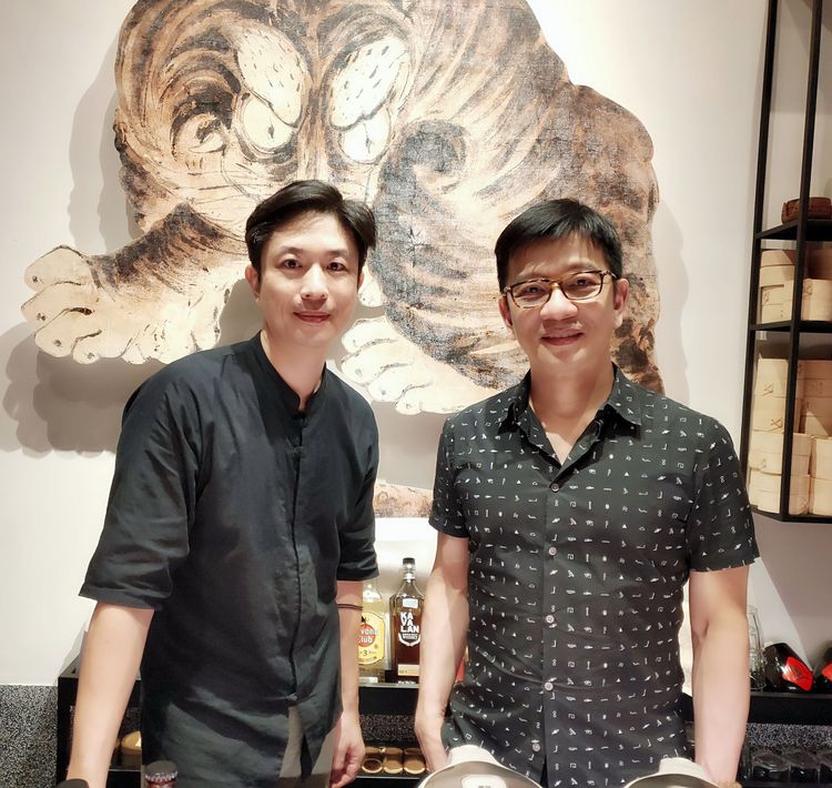 陳子鴻(右)與陳玠甫培育音樂人才。1500聲量音創提供