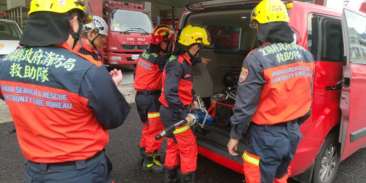 宜蘭縣政府消防局派出20人搜救隊趕赴花蓮投入救災。消防局提供
