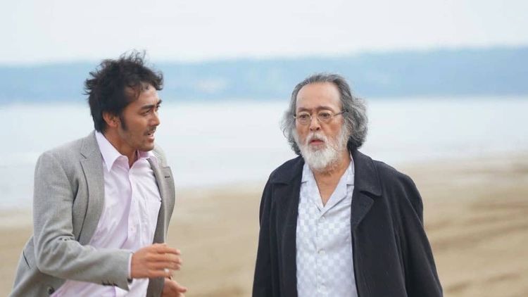 《海邊的李爾王》由阿部寬(左)和仲代達矢主演。