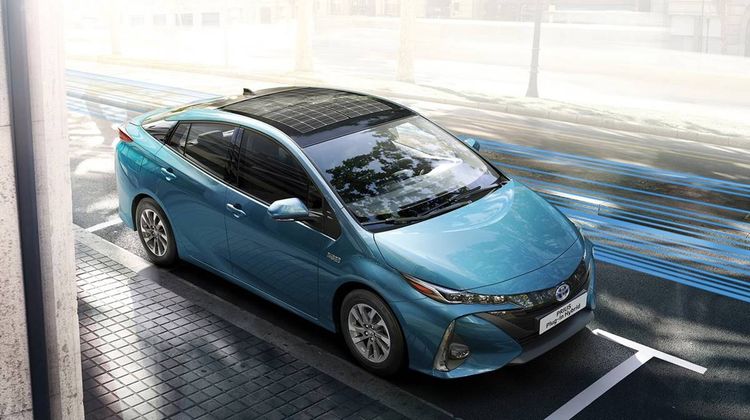 堪稱是國內平價插電式油電車始祖的Toyota Prius PHV，由於已屆產品週期尾聲，加上市場競爭壓力，日前也主打汰舊換新最低104.9萬元起的優惠方案求生存。原廠照片