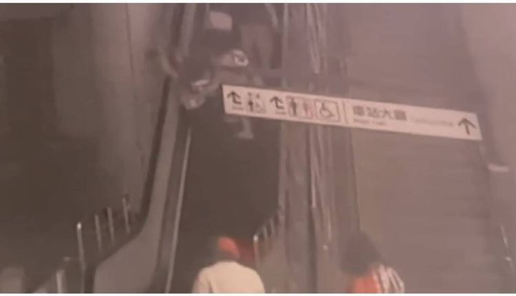 老翁放手壓在李所長身上，致李所長摔倒階梯，造成頭手多處擦傷。讀者提供