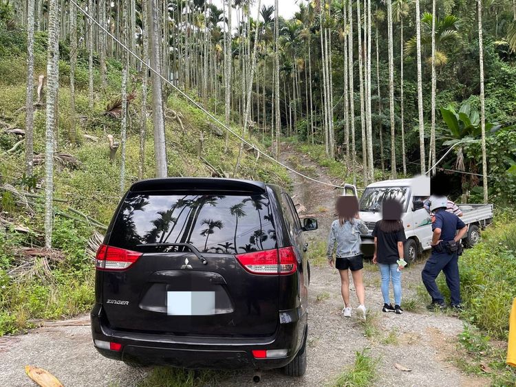 女駕駛駕駛的休旅車，因為誤信導航闖入不知名的山區產業道路。民眾提供