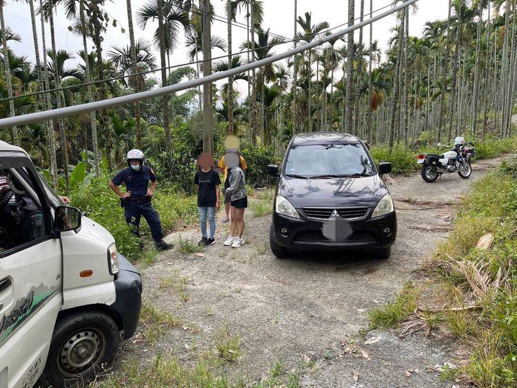 警方協助倒車，並引領至正軌，才讓女駕駛放心。民眾提供