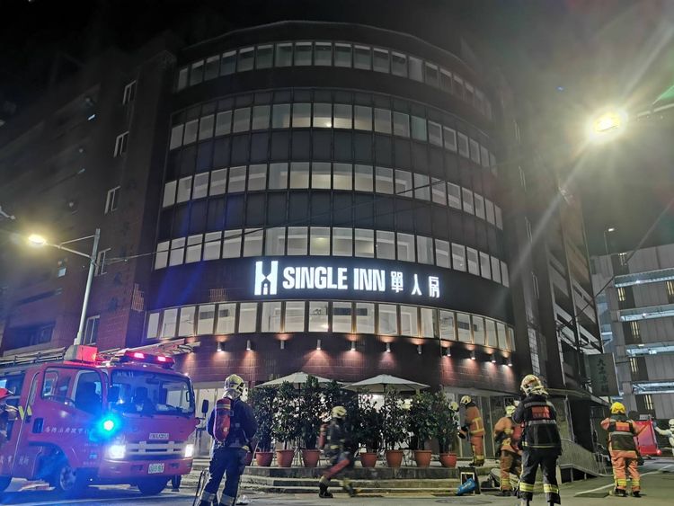 當時旅館5樓竄出濃煙。陸運鋒攝