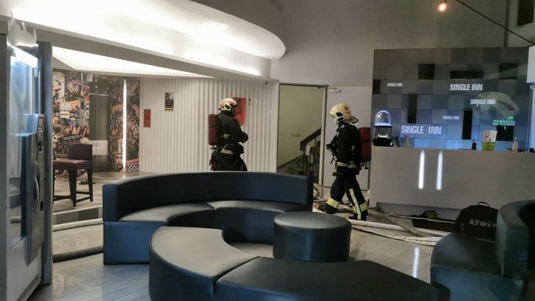 消防人員進入搶救。陸運鋒攝