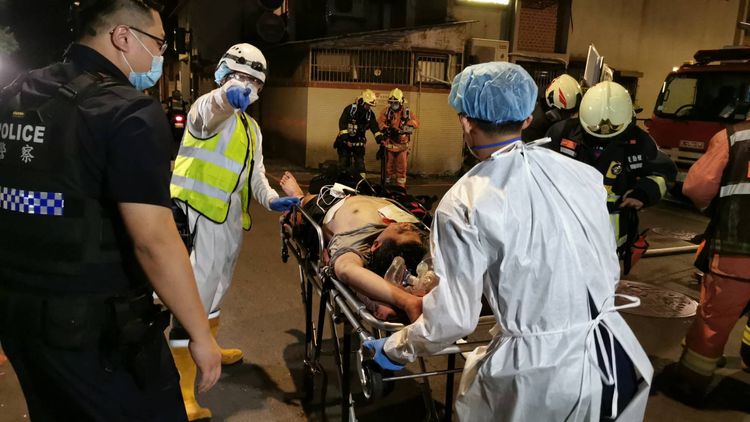 警消救出昏迷住客。陸運鋒攝