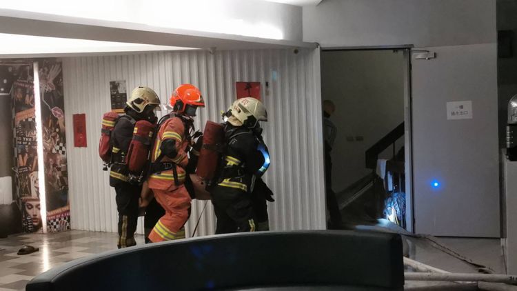 警消救出第二名昏迷的住客。陸運鋒攝