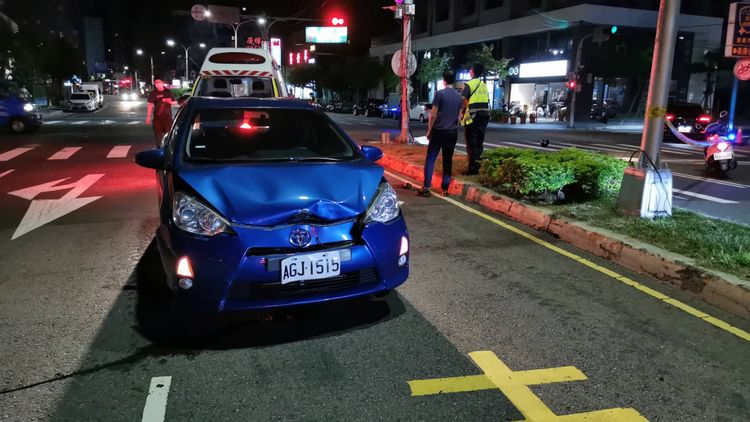肇事的轎車車頭凹陷嚴重。陸運鋒攝
