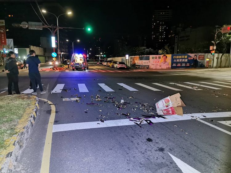 路口地上都是掉落的茄子。陸運鋒攝