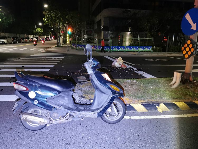 騎士機車停在對向車道。陸運鋒攝